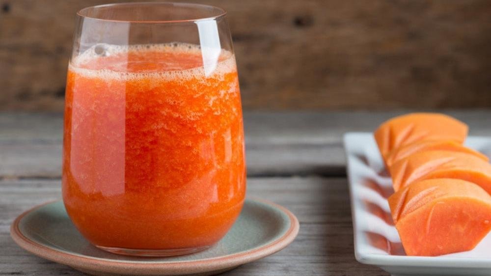 Papaya & pineapple smoothie to relieve constipation