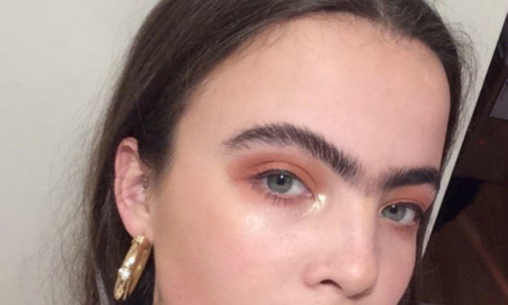 Model Scarlett Costello proves the unibrow is back