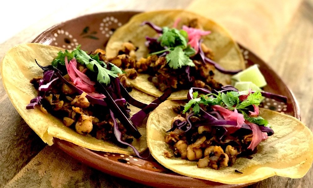 Tacos veganos de chorizo de garbanzos