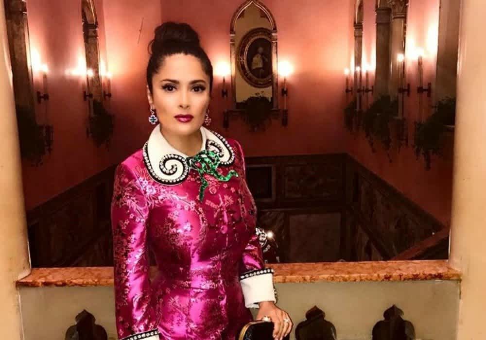 Salma Hayek Looks Gorgeous With Grey Hair Photo Mamaslatinas Com