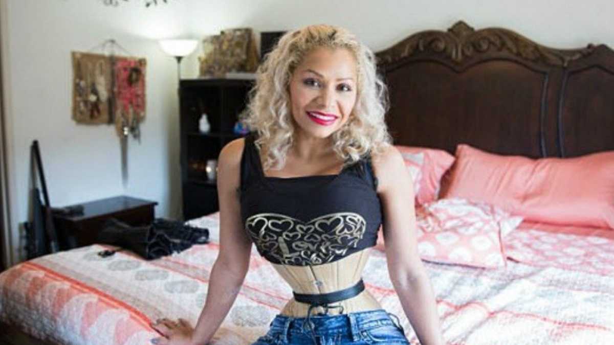 Corset-obsessed mom reduced her waist to 18 inches