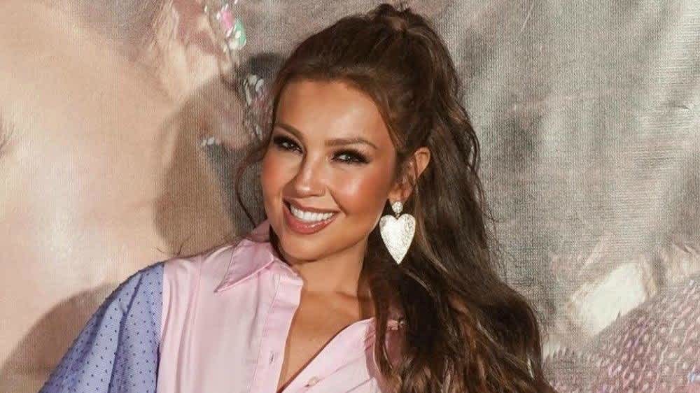 Thalía se come dona de un bocado y lanza ElDonaChallenge Thalía se come dona de un bocado y lanza ElDonaChallenge
