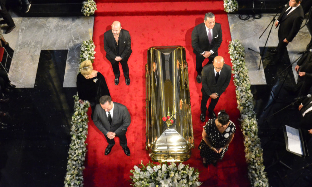 El cuerpo de José José fue trasladado a su funeral en México