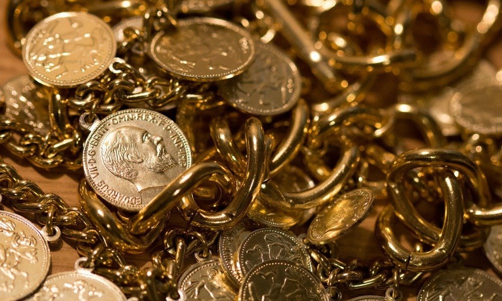 Bolsita roja con monedas