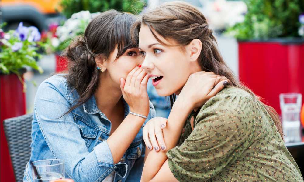 La mamá que platica a otras personas las confidencias o temas que para el niño son personales.