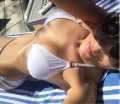 Patricia Manterola exhibe sus abdominales con un revelador bikini blanco.