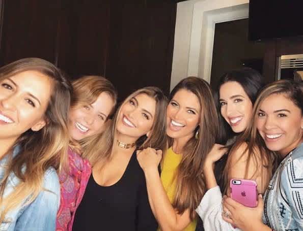Cuando Chiqui se cuela en las fotos de María Elena con sus amigas parece una más. Cuando Chiqui se cuela en las fotos de María Elena con sus amigas parece una más.