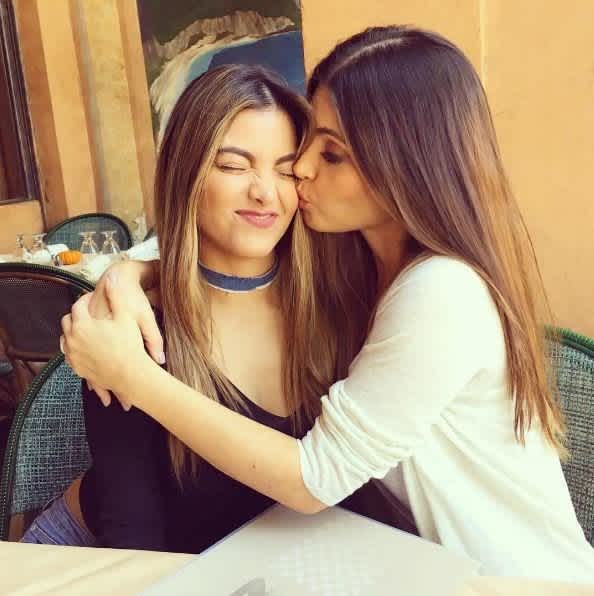 Uno de esos besos de oso que solo puede dar una madre orgullosa. Uno de esos besos de oso que solo puede dar una madre orgullosa.