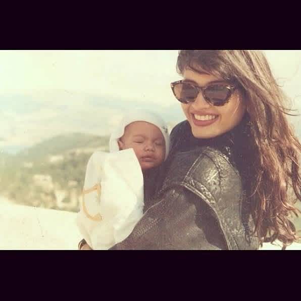 Esta foto del recuerdo muestra a Chiquinquirá con la pequeña María Elena en brazos.