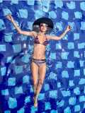 Carmen Villalobos mantiene el glamour con su bikini a rayas en esta espectacular foto en una piscina.