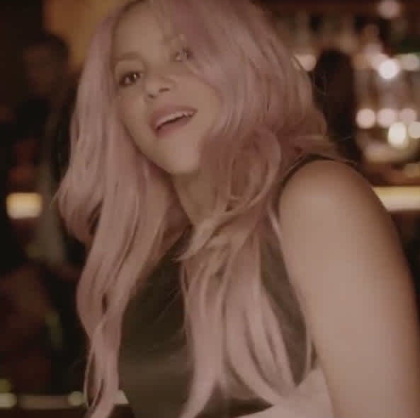 Shakira's rose-colored hair is EVERYTHING.