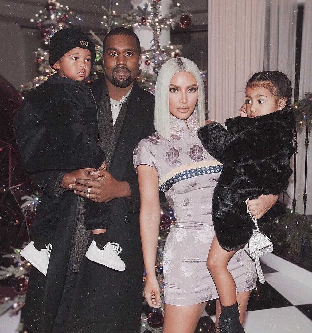 Kim Kardashian y Kanye West dejaron a todos con la boca abierta con los nombres de sus hijos. Kim Kardashian y Kanye West dejaron a todos con la boca abierta con los nombres de sus hijos.