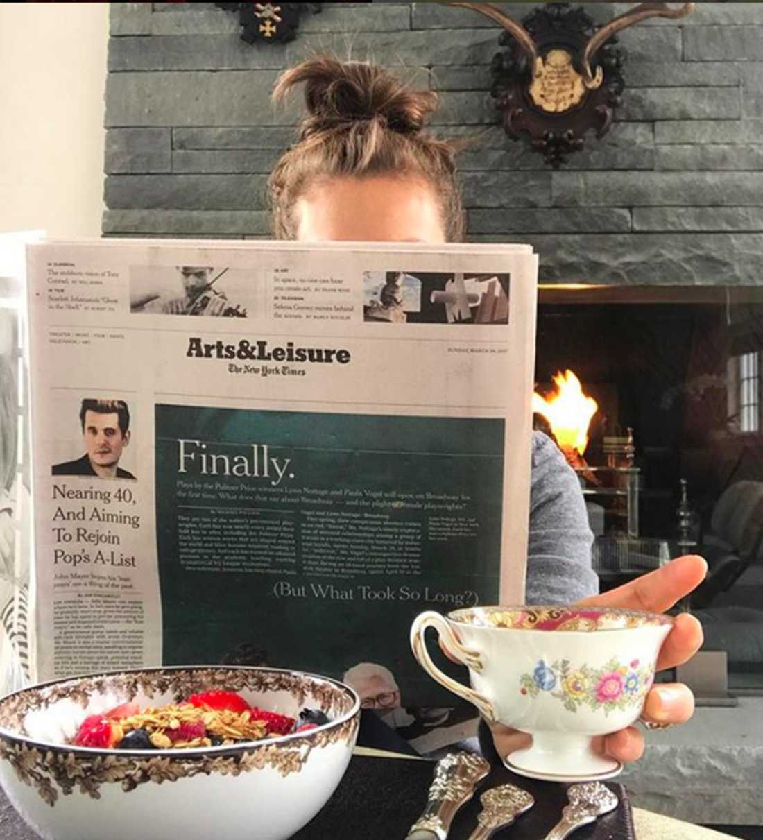 Desayuna con finas vajillas y cuchillería de plata.