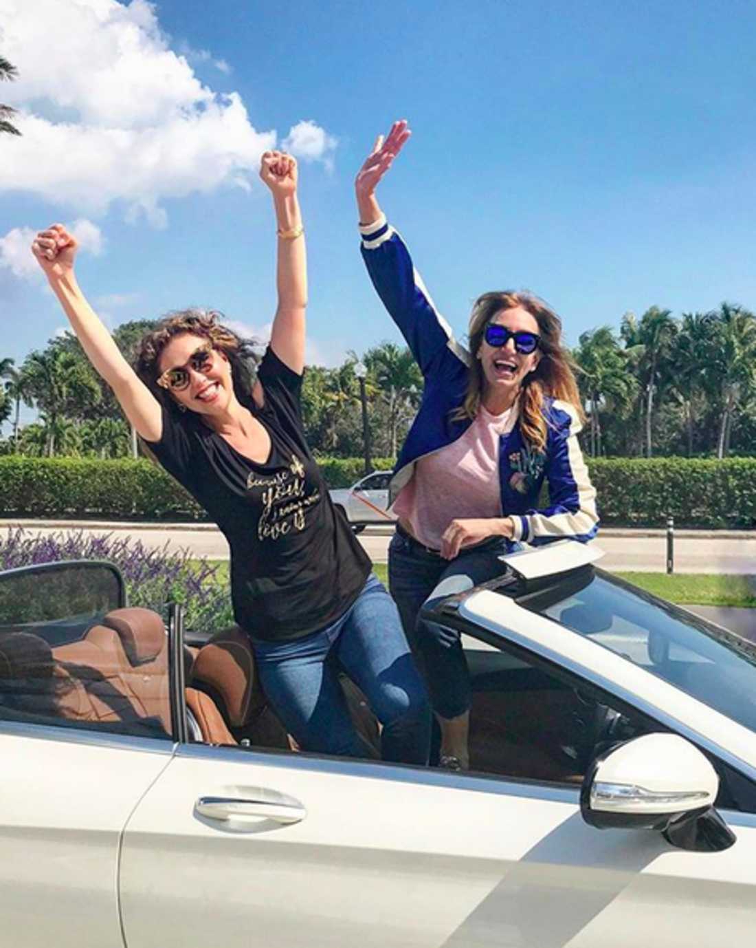 Pasea en convertible con su eterna amiga Lili Estefan.