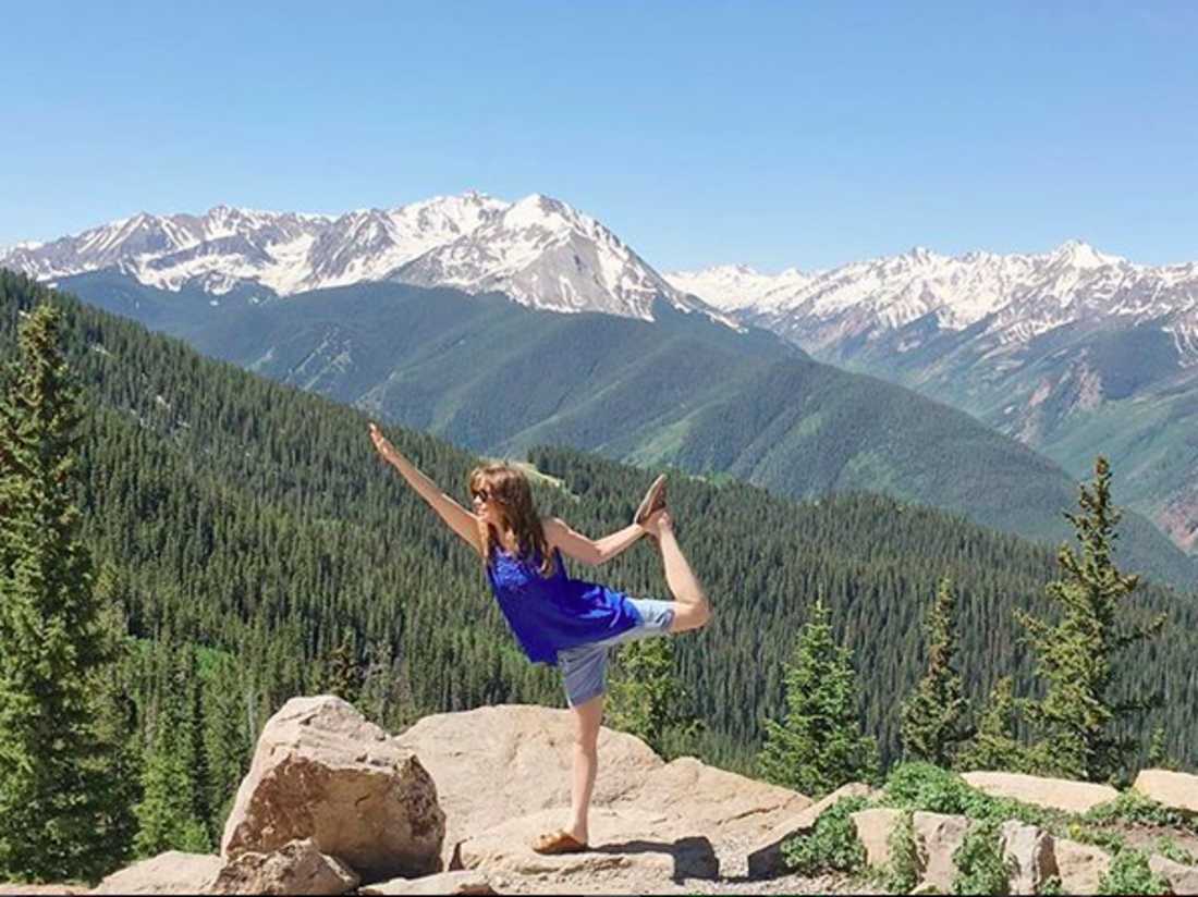 Pero también se da el lujo de hacer yoga en Aspen.