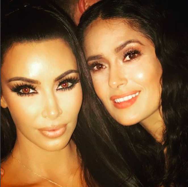 Tiene un selfie con Kim Kardashian.