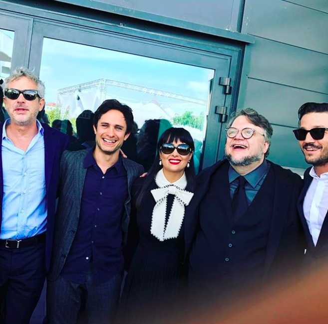 Vuela mariachis de París a Cannes para festejar a sus amigos.