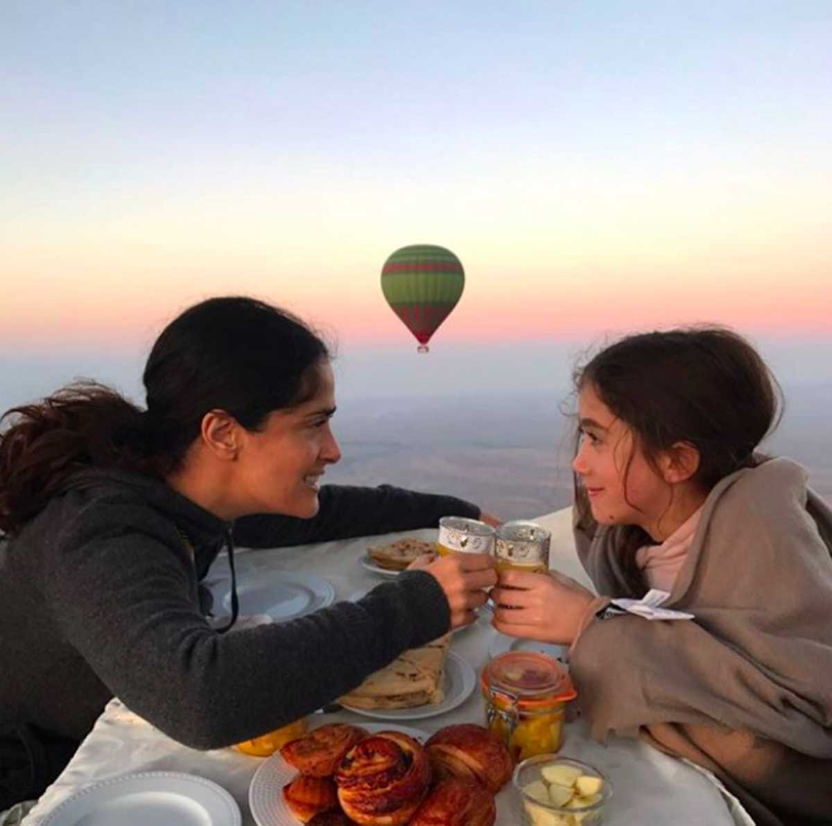 Desayuna con su hija Valentina en un globo aerostático.