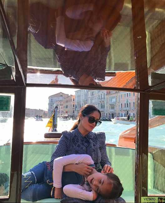 Transportarse en Venecia es de lo más natural para ella...