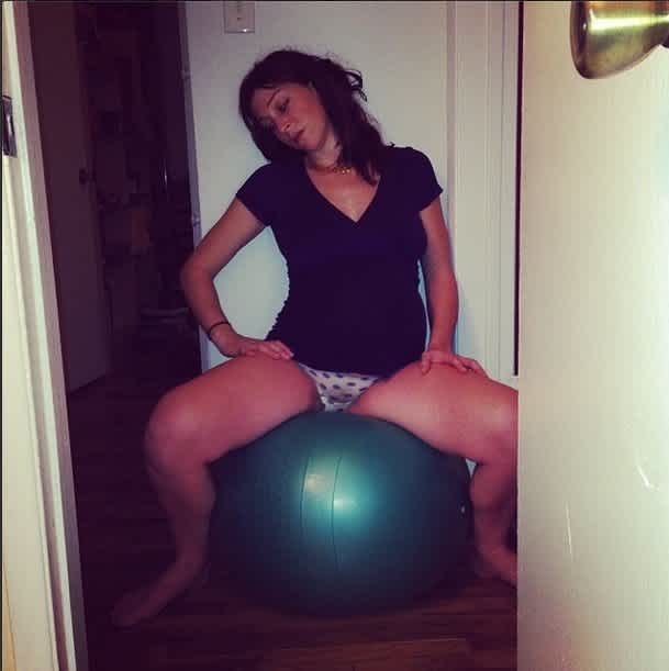 Beautiful Images Capture Lorio’s Wonderful Birth Moment At Home. 3 Dealing with back labor