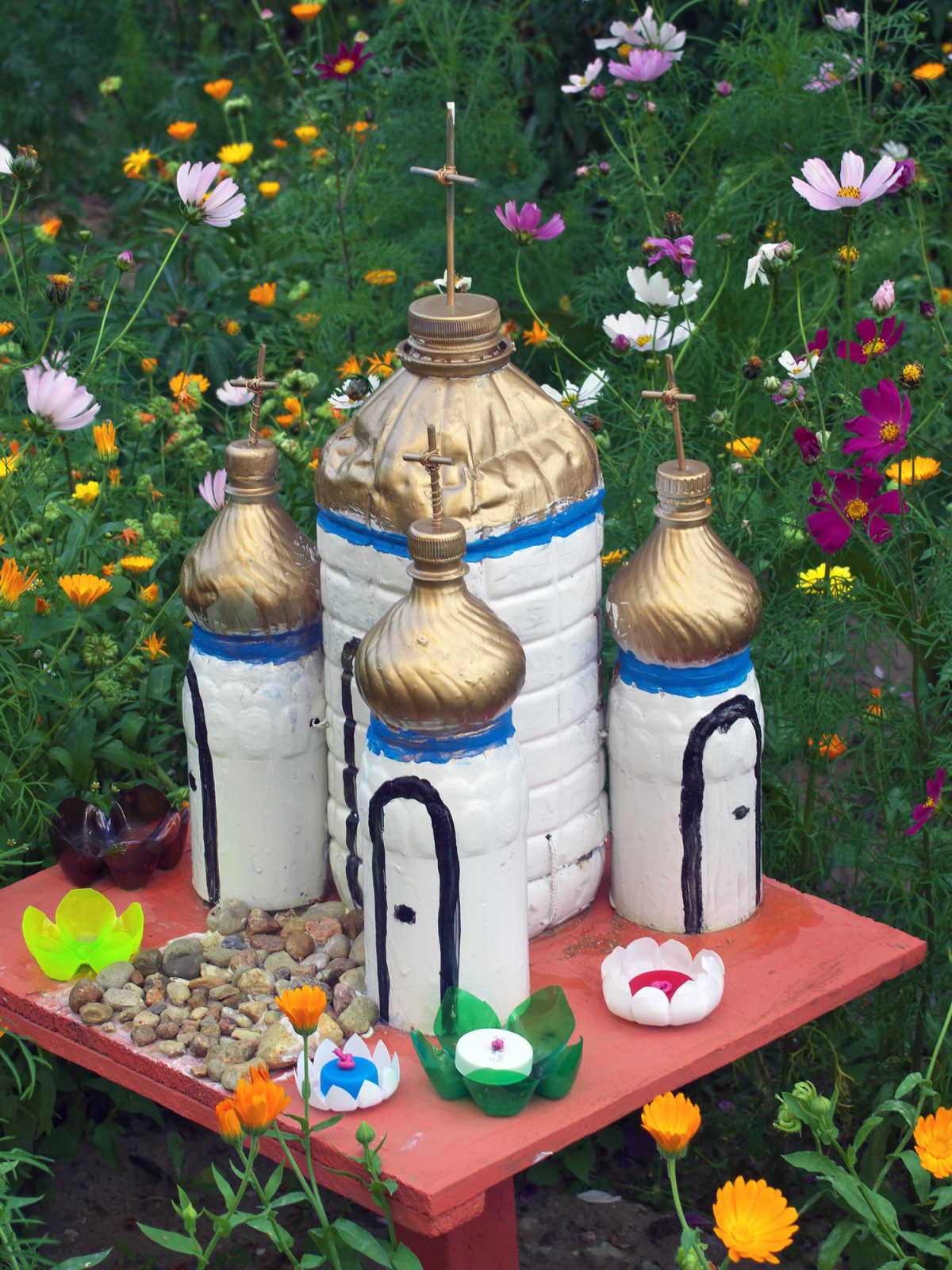 Храм из пластиковых бутылок