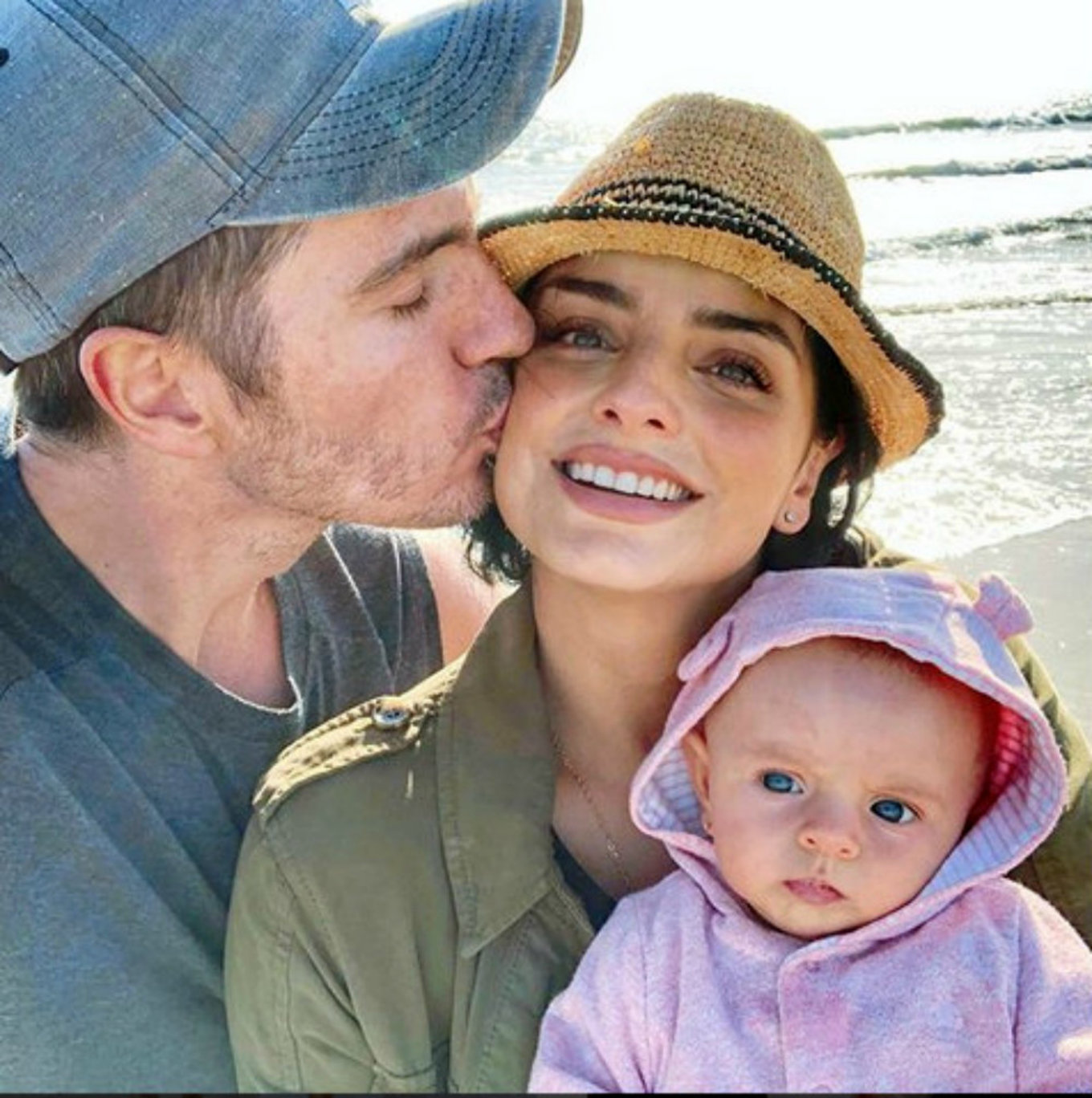 Aislinn Derbez y Mauricio Ochmann rindieron honor al lugar donde concibieron a su hijita.