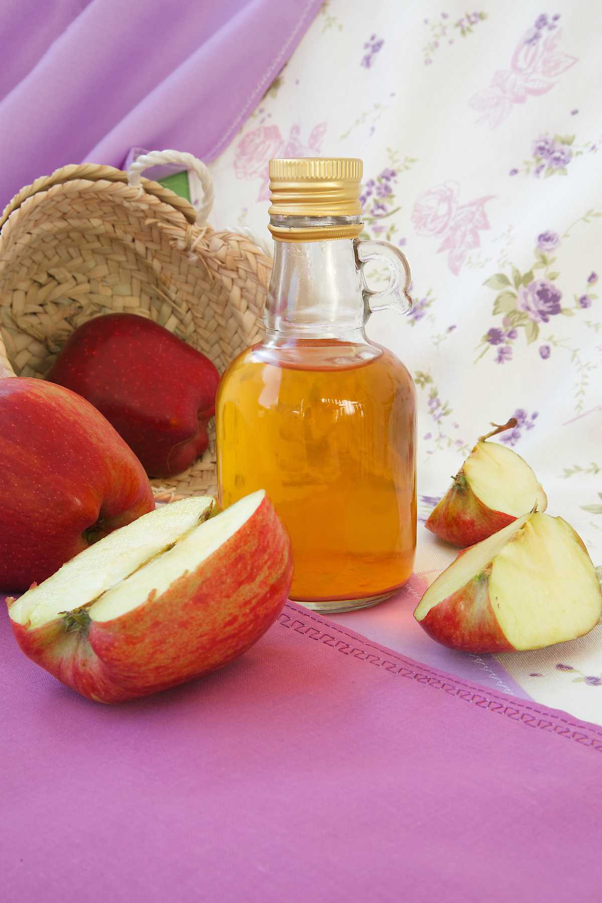 O vinagre de maçã é bom para mais do que apenas cozinhar e temperar uma salada.