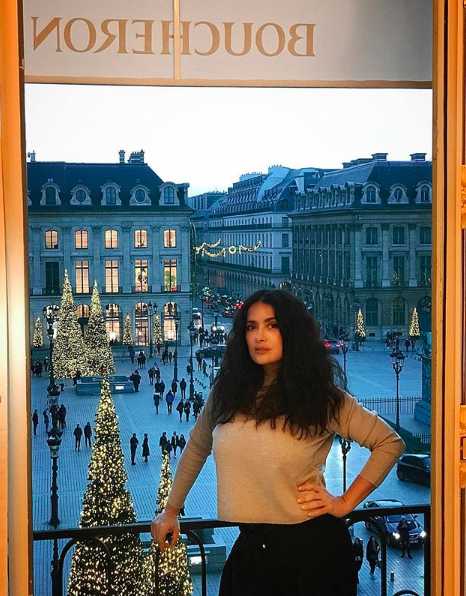 Se pasea casualmente por la Place Vendome.