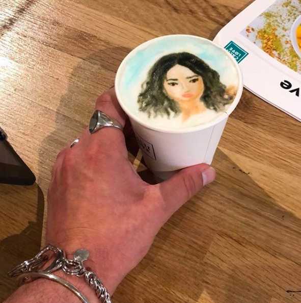Se toma cafés con su retrato.