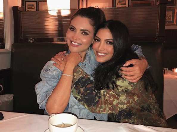 Madre e hija tiene una relación muy cercana. Madre e hija tiene una relación muy cercana.