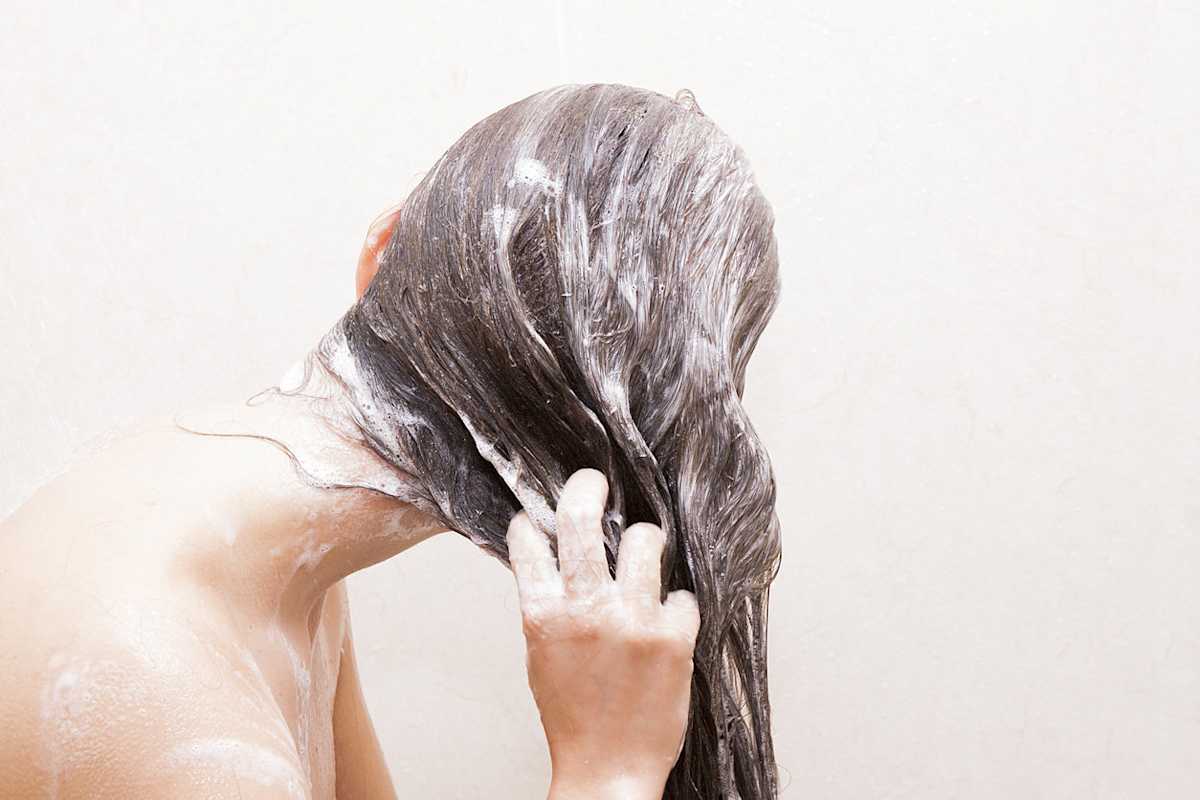 Si tu cabello está reseco y sin vida, prueba enjuagarlo con café. Si tu cabello está reseco y sin vida, prueba enjuagarlo con café.