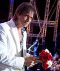 En cada concierto, Roberto Carlos regala rosas para sus fans que lo adoran.