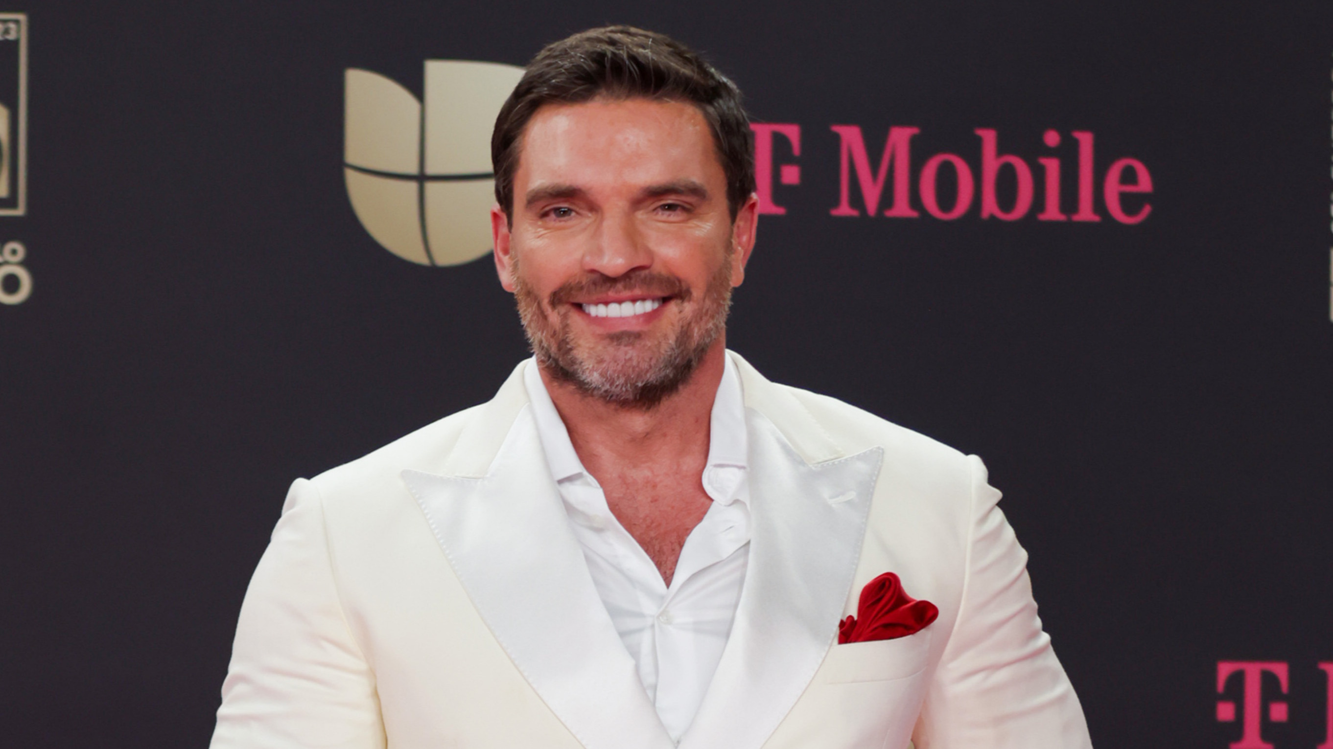 Julián Gil queda fuera de Telemundo y vuelve a Univision con 'Siéntese  Quién Pueda' | MamasLatinas.com