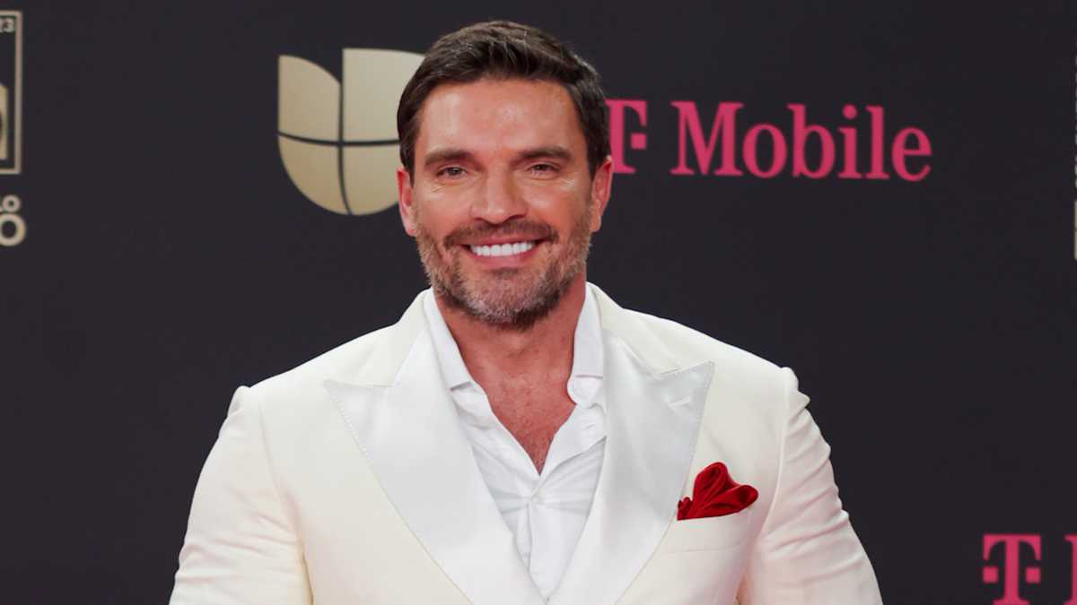 Julián Gil queda fuera de Telemundo y vuelve a Univision con 'Siéntese Quién Pueda' | MamasLatinas.com