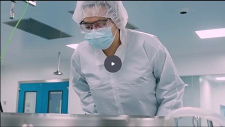 VIDEO : Séquences vidéo de l'installation canadienne de bioproduction de Moderna, de la construction à la fabrication du vaccin. Comprend des images du processus de remplissage et finition, ainsi que du produit final en seringue préremplie SPIKEVAX®