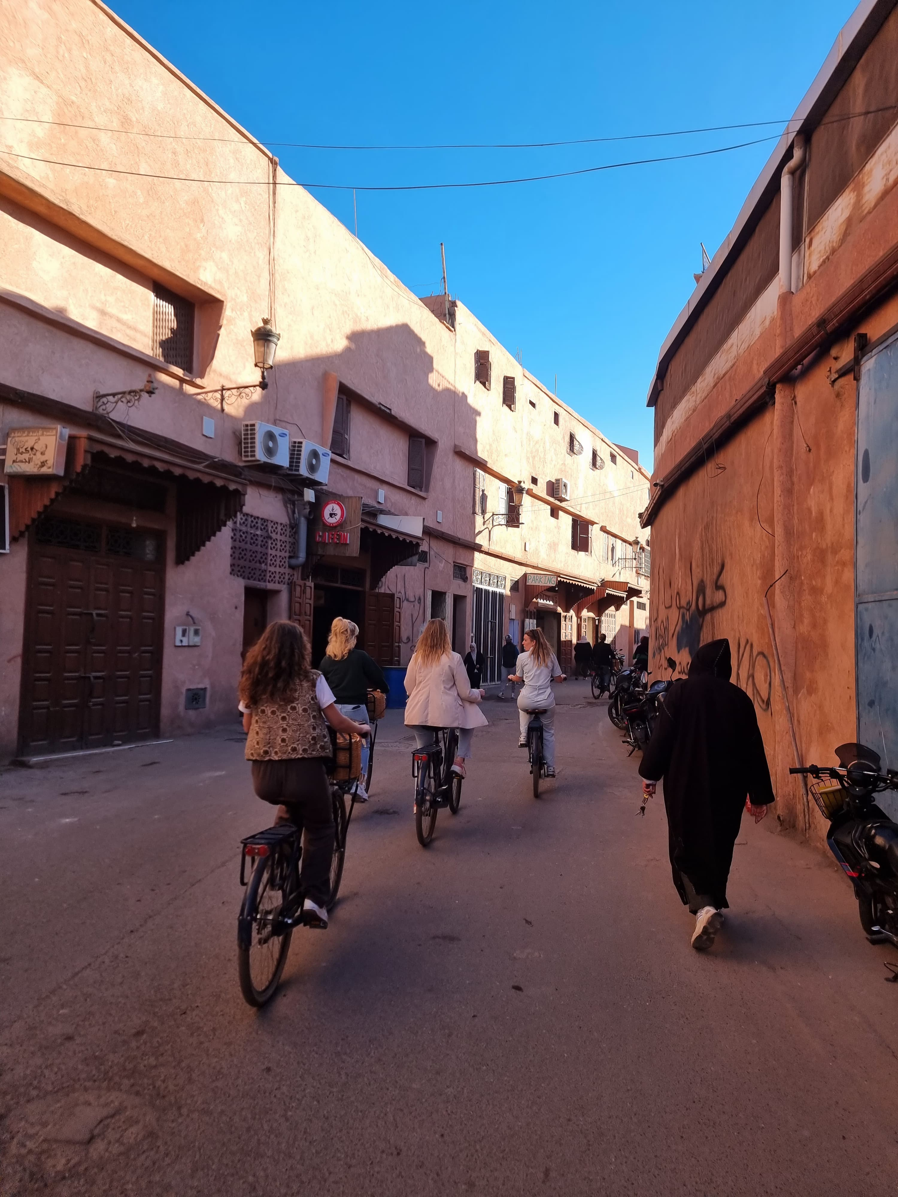 Marrakesh_medina_fietsen_meerdere_mensen