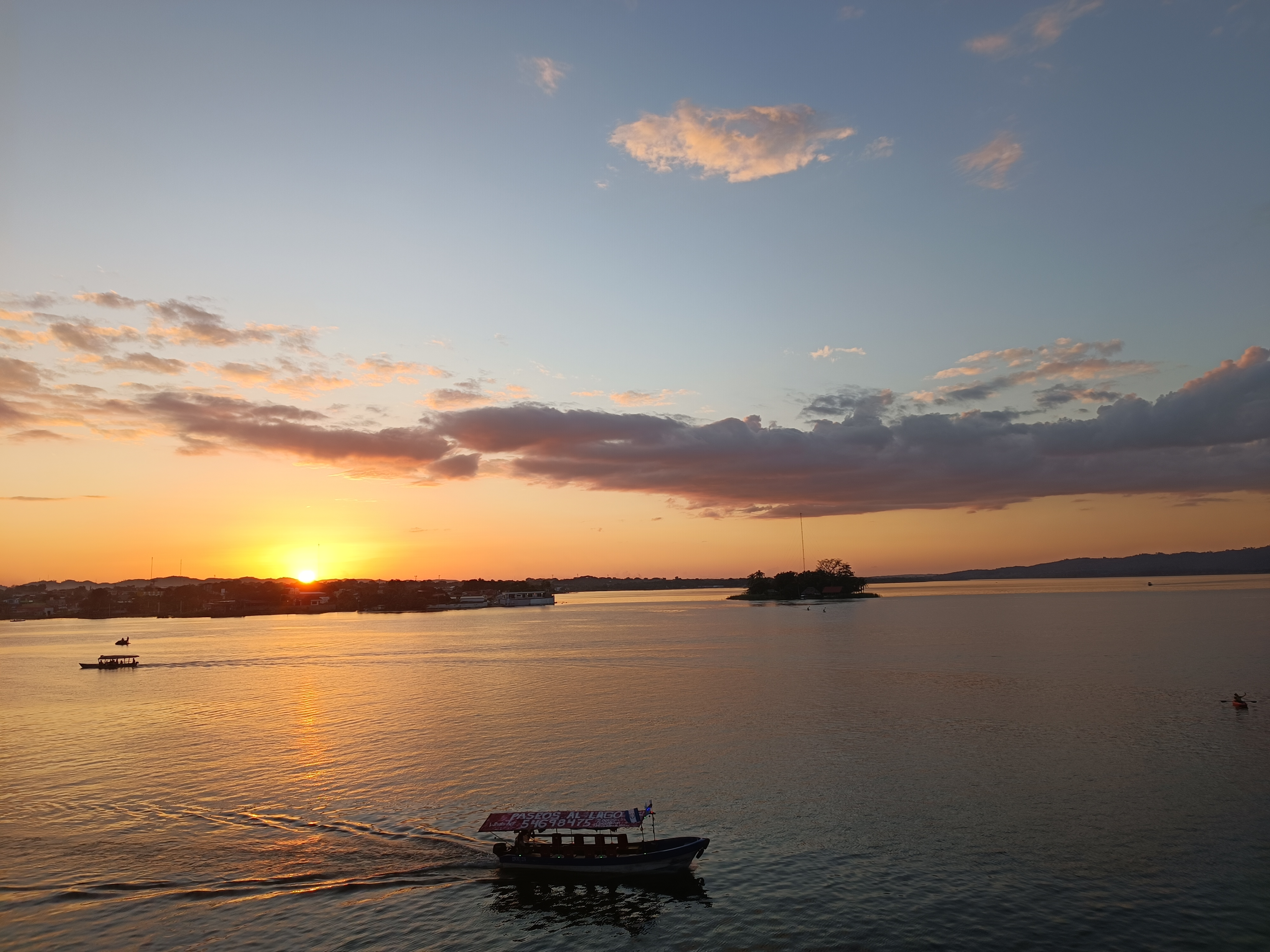 Midden_amerika_guatemala_flores_cafesky