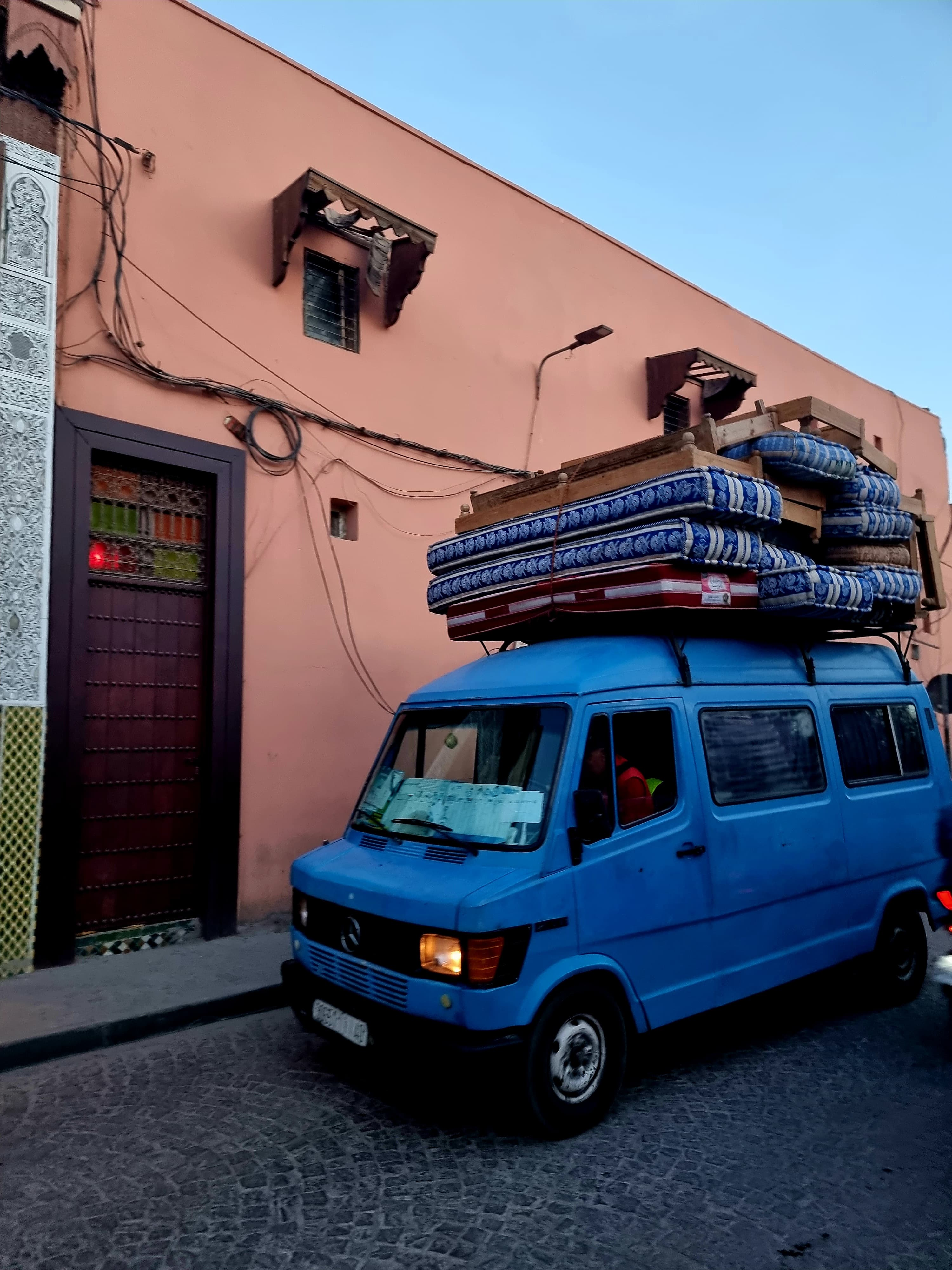 Marrakesh_straat_blauwe_auto