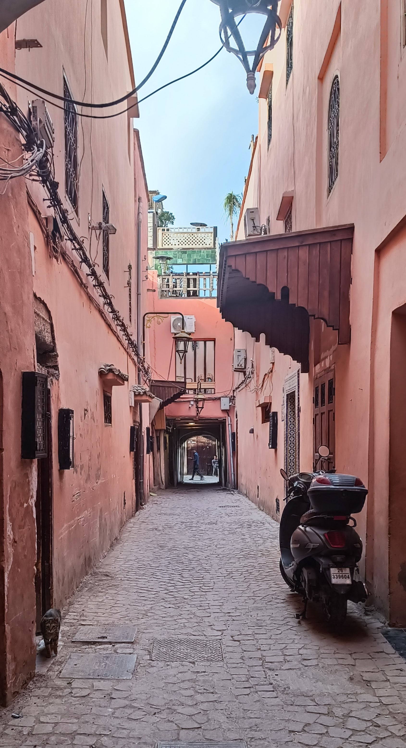 Marrakesh_medina_lege_straat_scooter