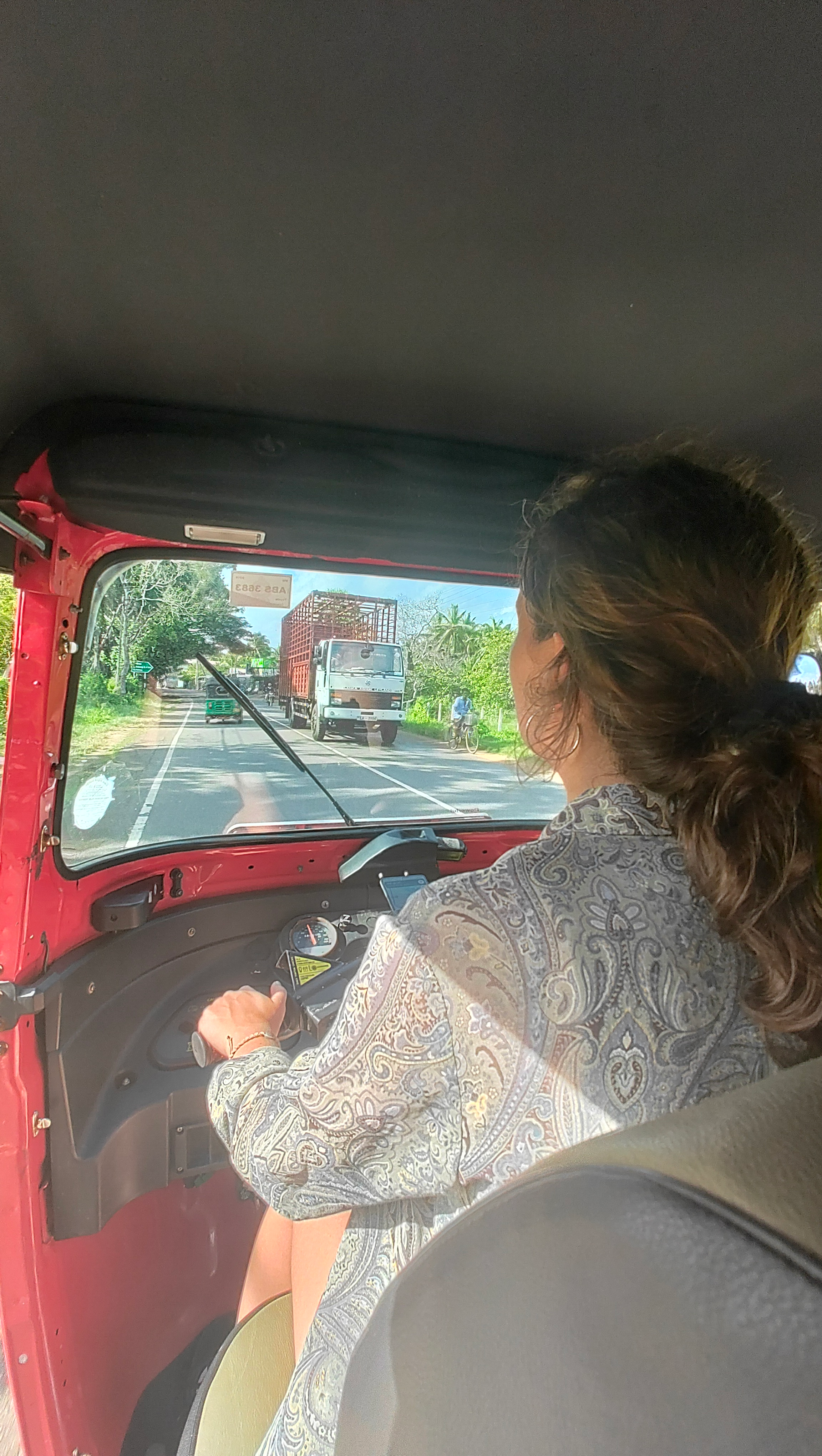 Sri Lanka - Traffic - Tuk Tuk Driving