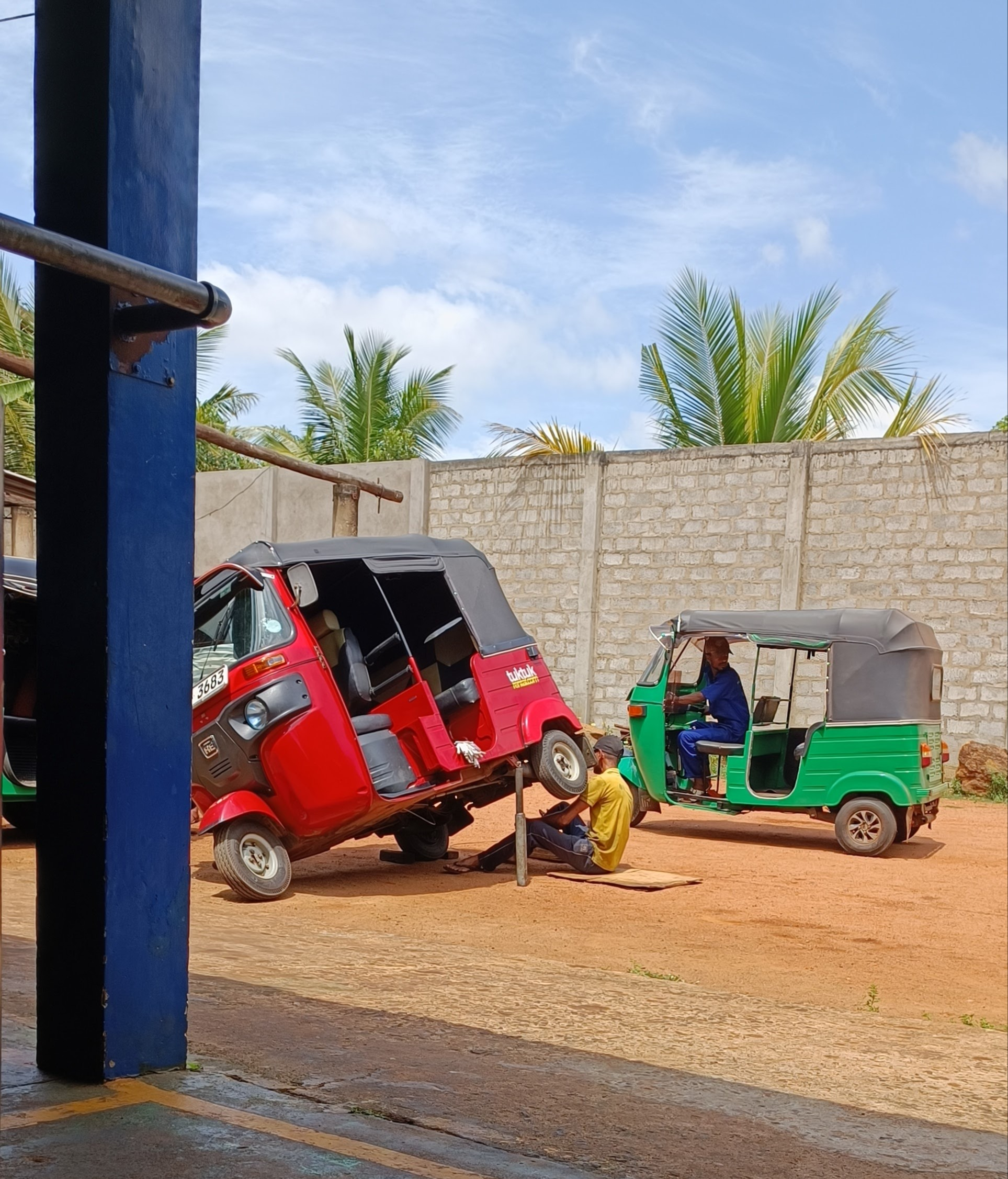 Sri Lanka - Traffic - Tuk Tuk Repair