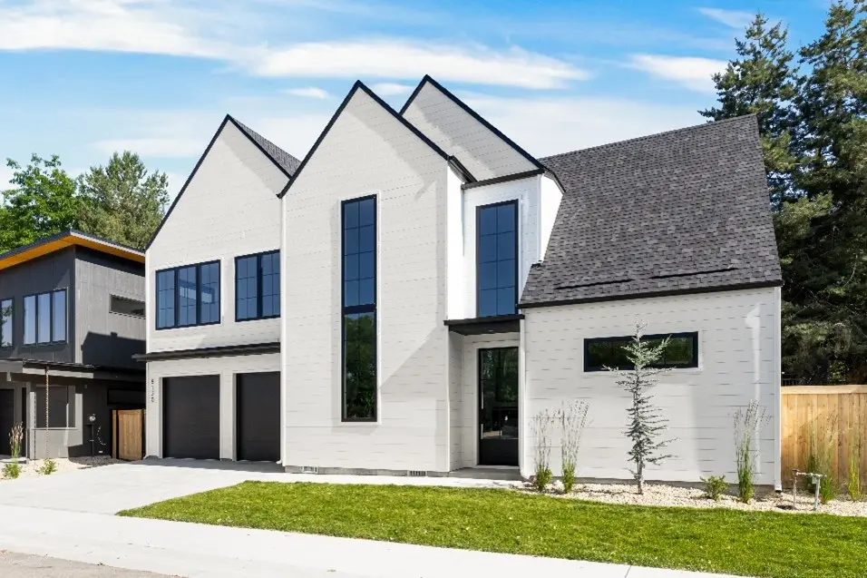 Beauty image of LP Snowsape White Nickel Gap siding on a home