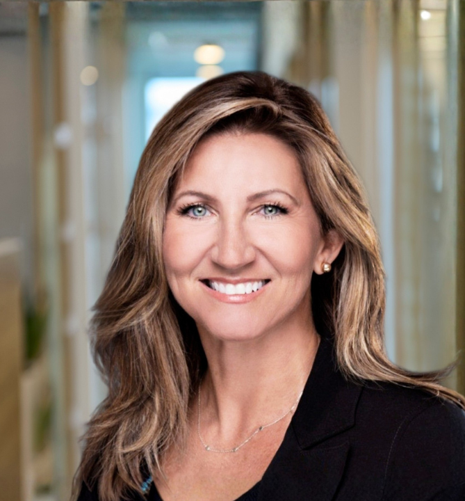 Lynn Cobb Bio