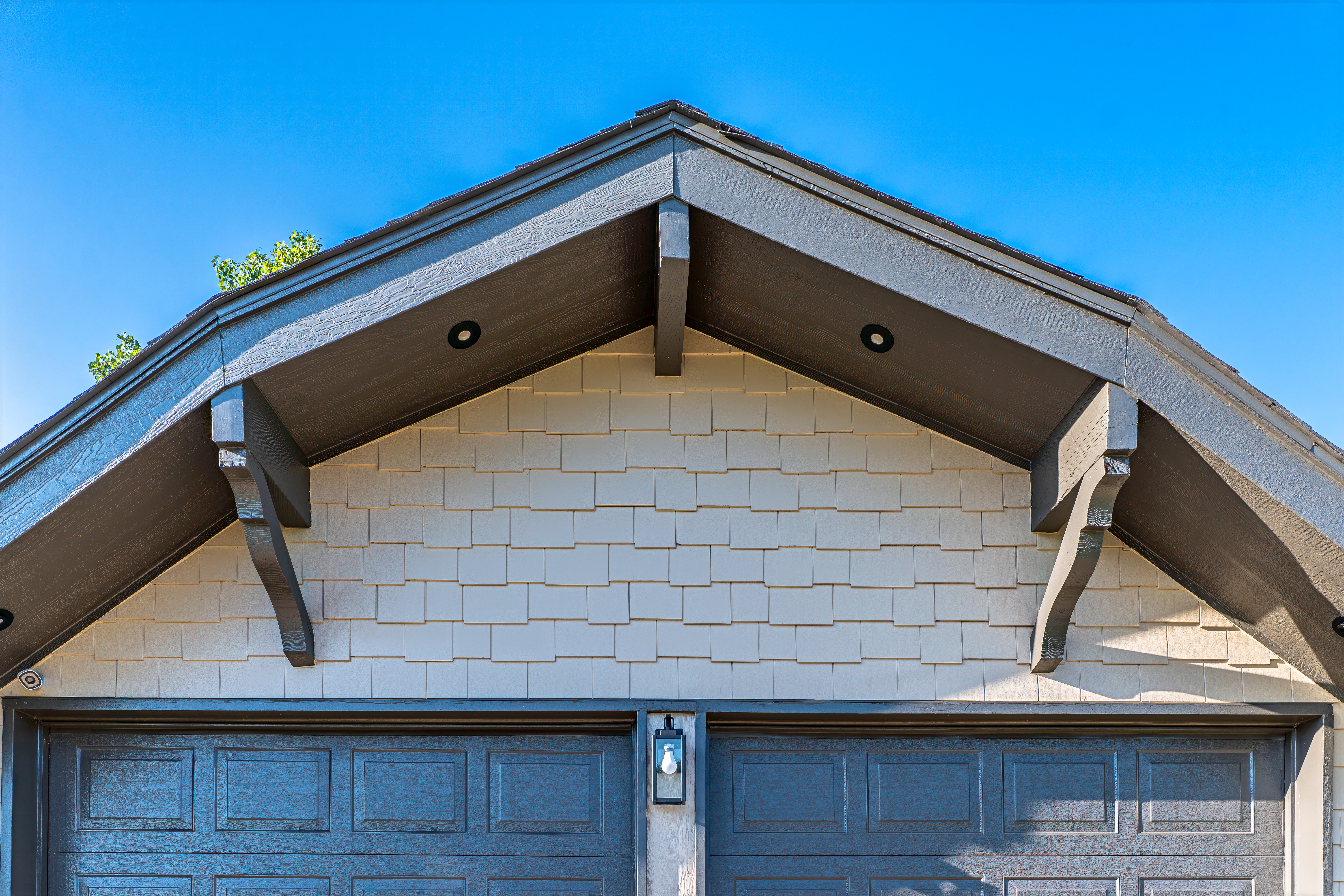 Image of the new shake on a garage