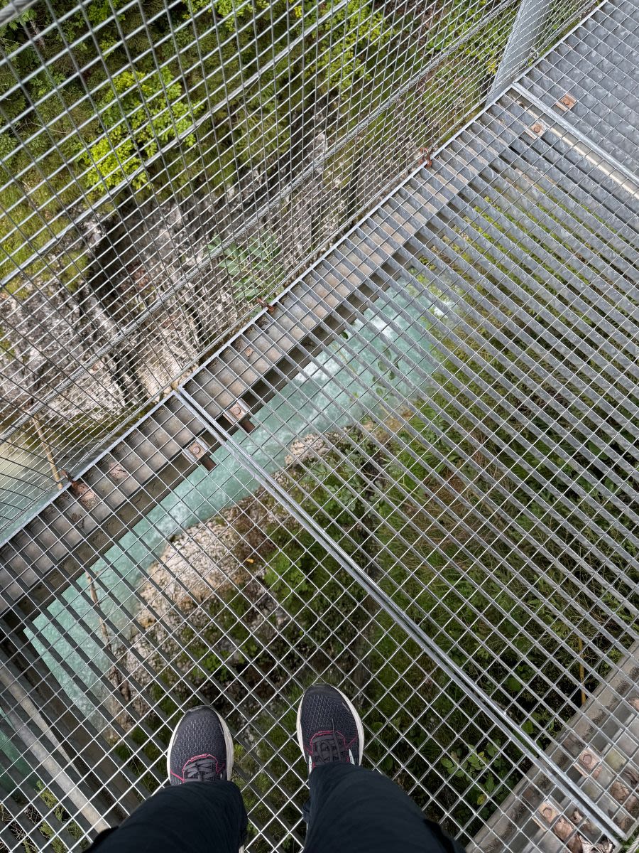 Pod metalową kładką w wąwozie Leutascher Geisterklamm widać w dole rzekę Leutascher Ache.