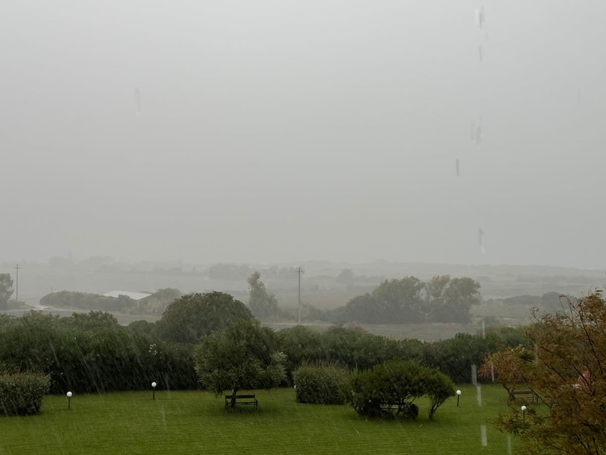 Deszczowa pogoda na Sardynii w październiku. Północna Sardynia, region Sassari.
