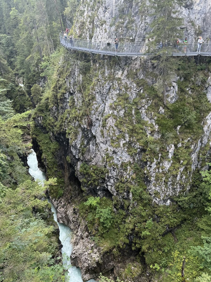 Metalowa kładka w wąwozie Leutascher Geisterklamm w Tyrolu. Kładka przyczepiona jest do skał i wisi na rzeką Leutascher Ache.
