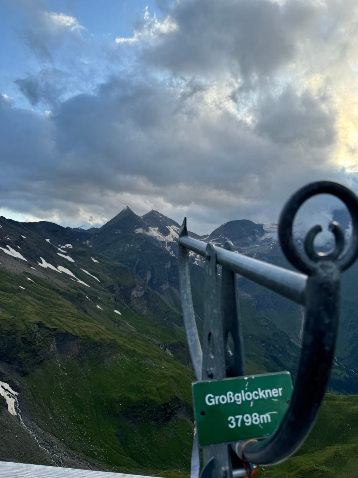 Grossglockner - najwyższy szczyt Austrii w lipcu. 