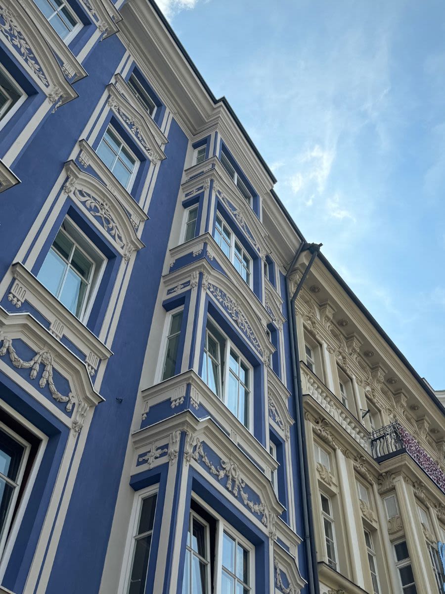 Kamienice w centrum Innsbrucka. Uwagę przyciąga bogata sztukateria wokół okien.