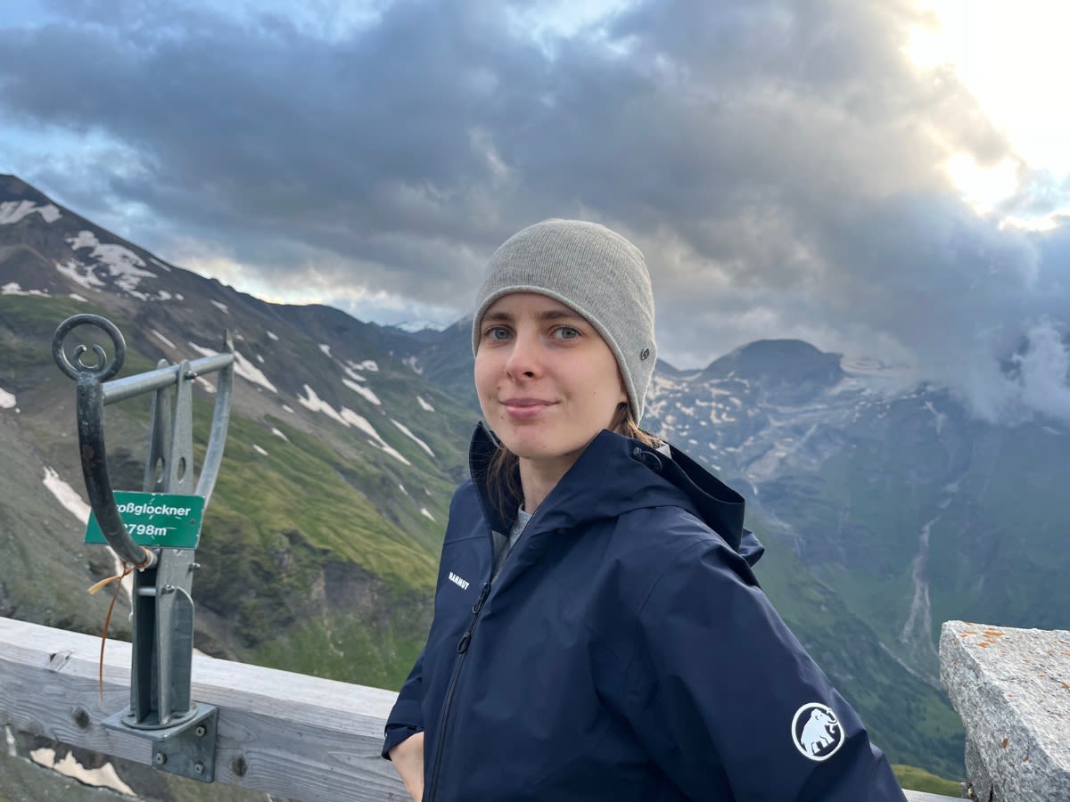 Autorka bloga Słowa Płyną stoi przy punkcie widokowym na Grossglockner - najwyższy szczyt Austrii. 